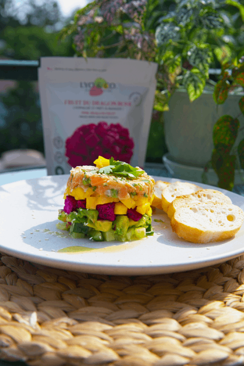Tartare de saumon coloré au fruit du dragon rose lyophilisé