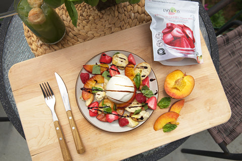 Recette d’été express : burrata aux pêches et fraises lyophilisées