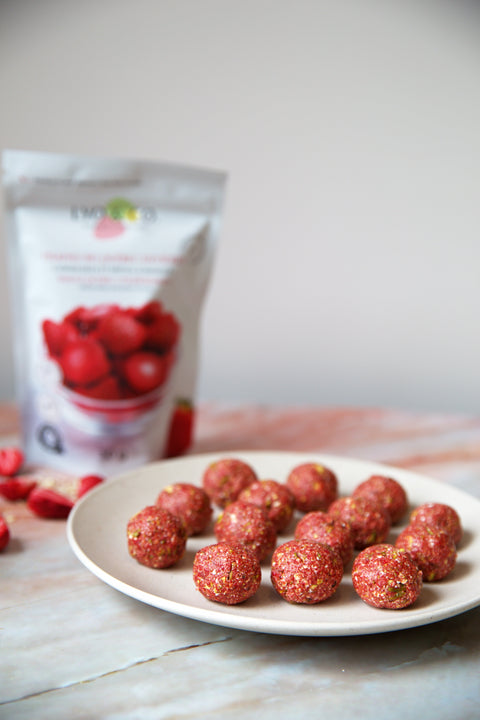 Boules d'énergie aux fraises du Québec et pistaches