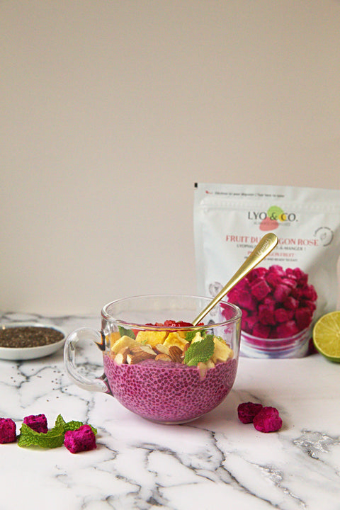 Pouding de chia rose à la vanille et aux fruits