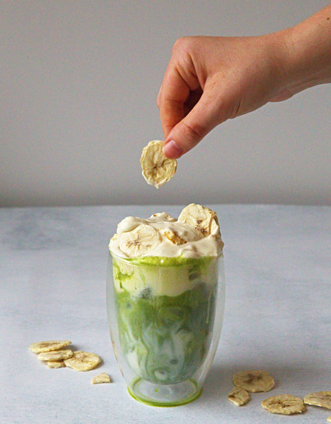 Matcha latté glacé au pouding à la banane (comme sur TikTok !)